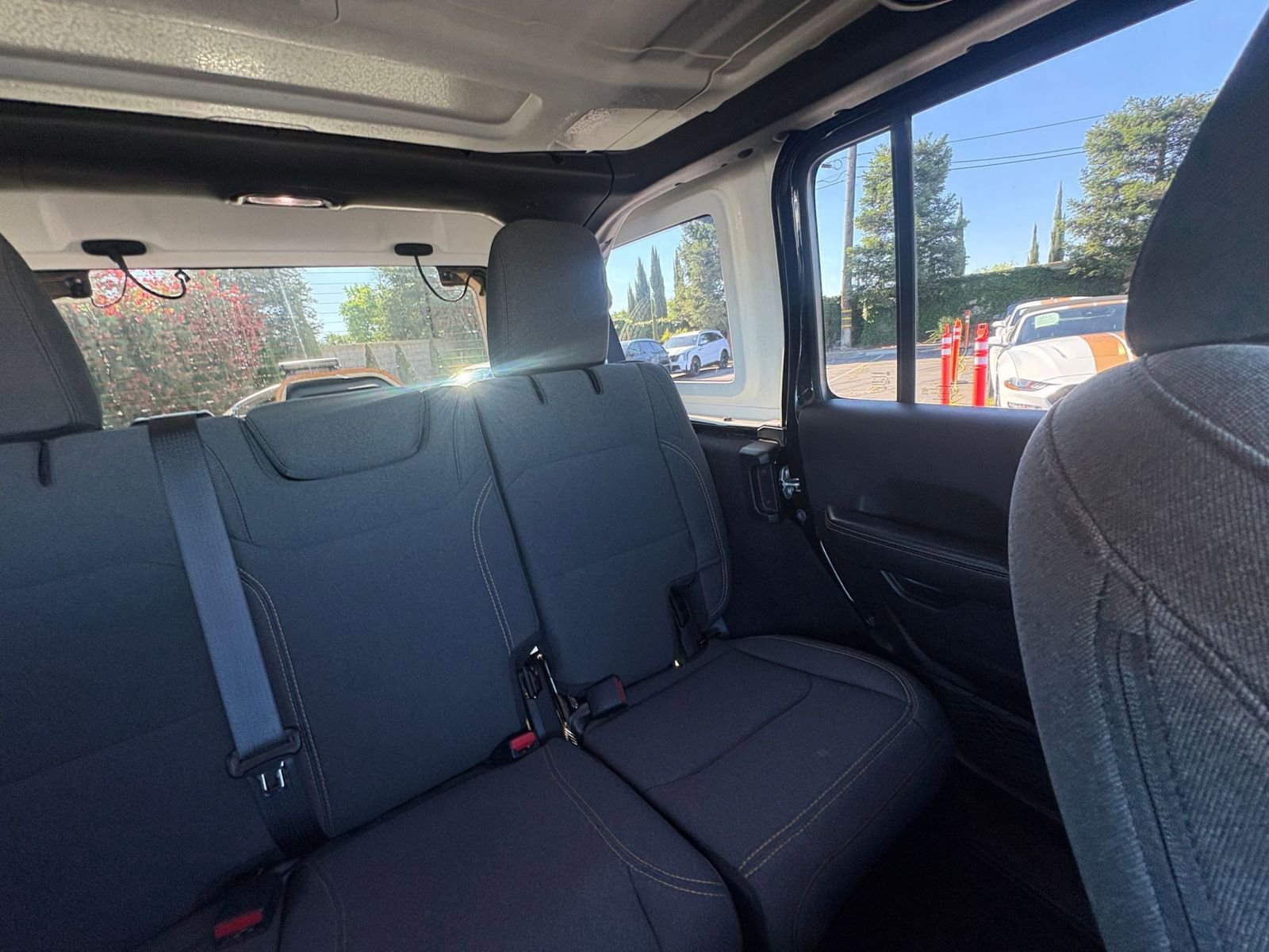 Used 2025 Jeep Wrangler Sahara AWD/4WD image 37