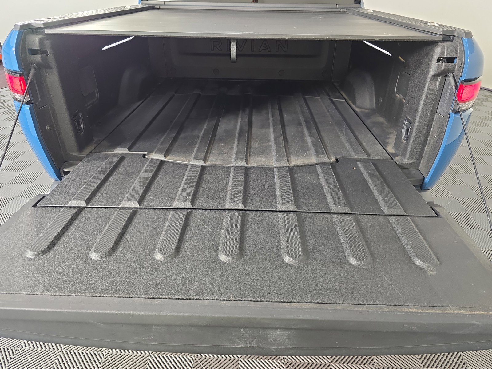 Used 2022 Rivian R1T Adventure image 31