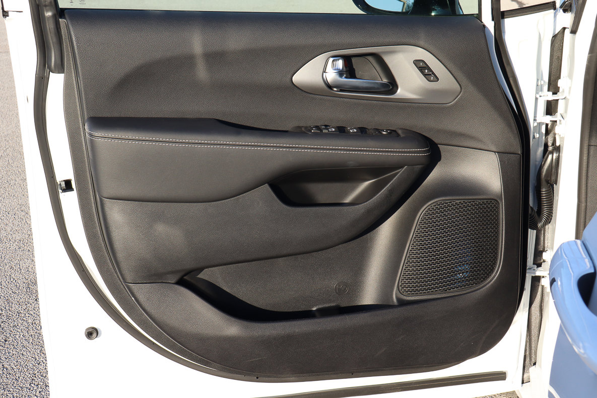 New 2026 Chrysler Pacifica Select FWD image 9