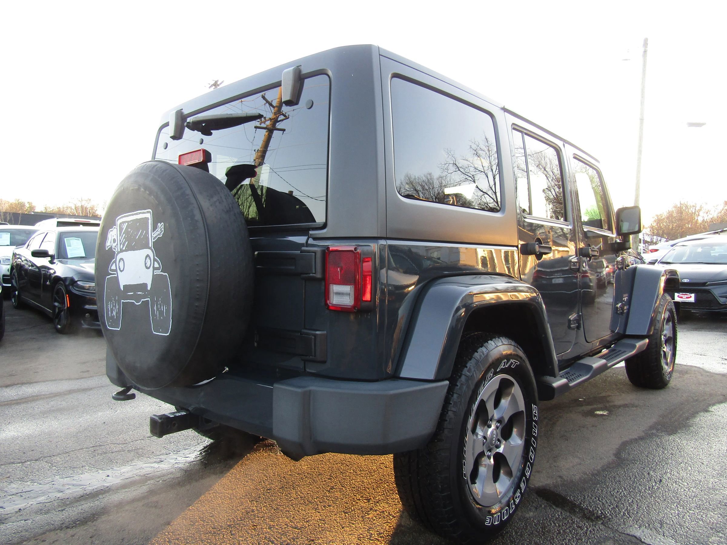 Used 2017 Jeep Wrangler Unlimited Sahara w/ Connectivity Group AWD/4WD image 7