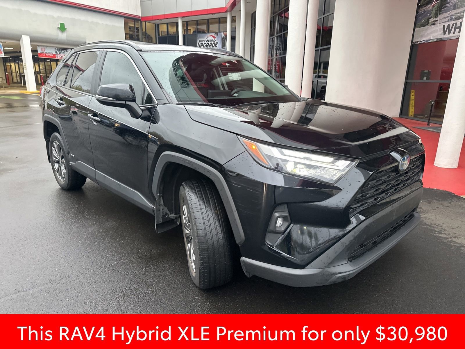 Used 2022 Toyota RAV4 XLE Premium image 5
