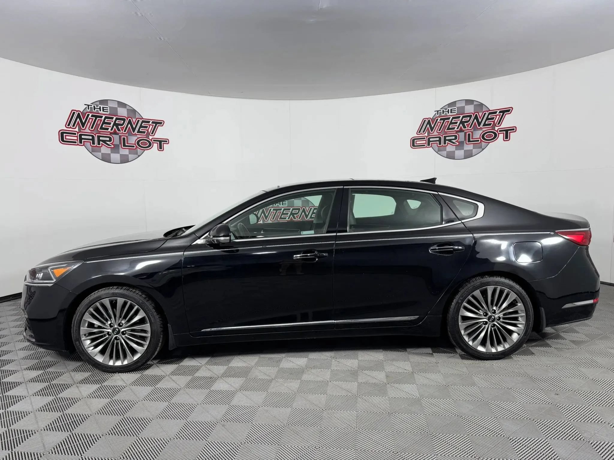 Used 2018 Kia Cadenza Limited FWD image 4