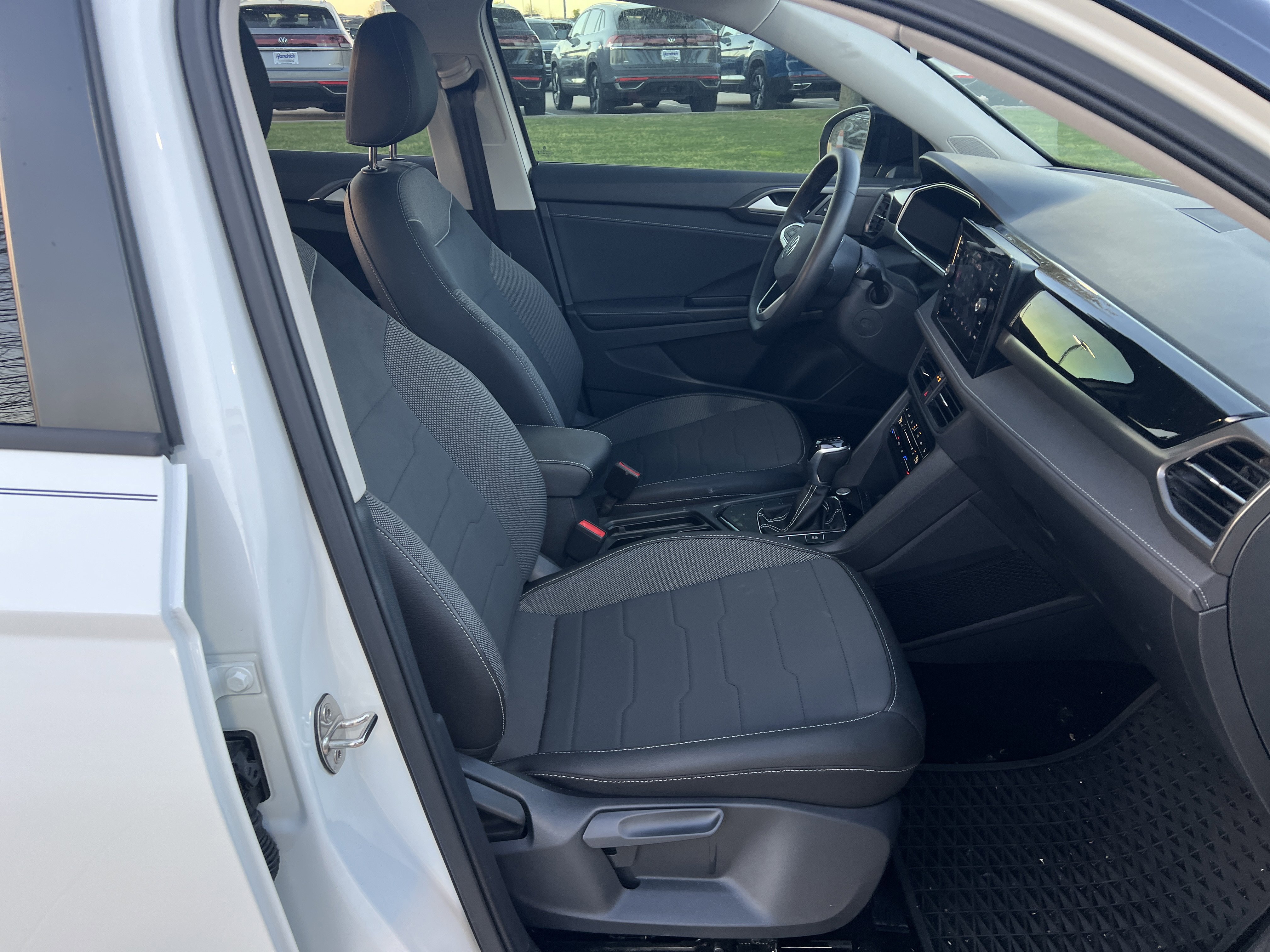 Certified 2025 Volkswagen Taos SE FWD image 29