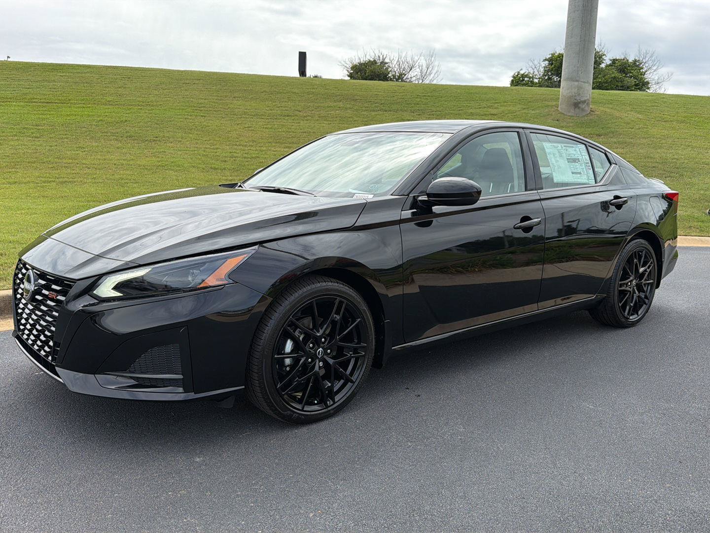 New 2026 Nissan Altima 2.5 SR w/ SR Midnight Edition Package FWD image 2