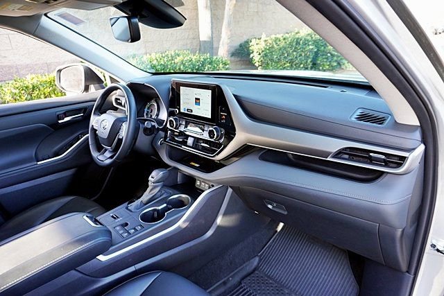 Used 2024 Toyota Highlander XLE AWD/4WD image 10