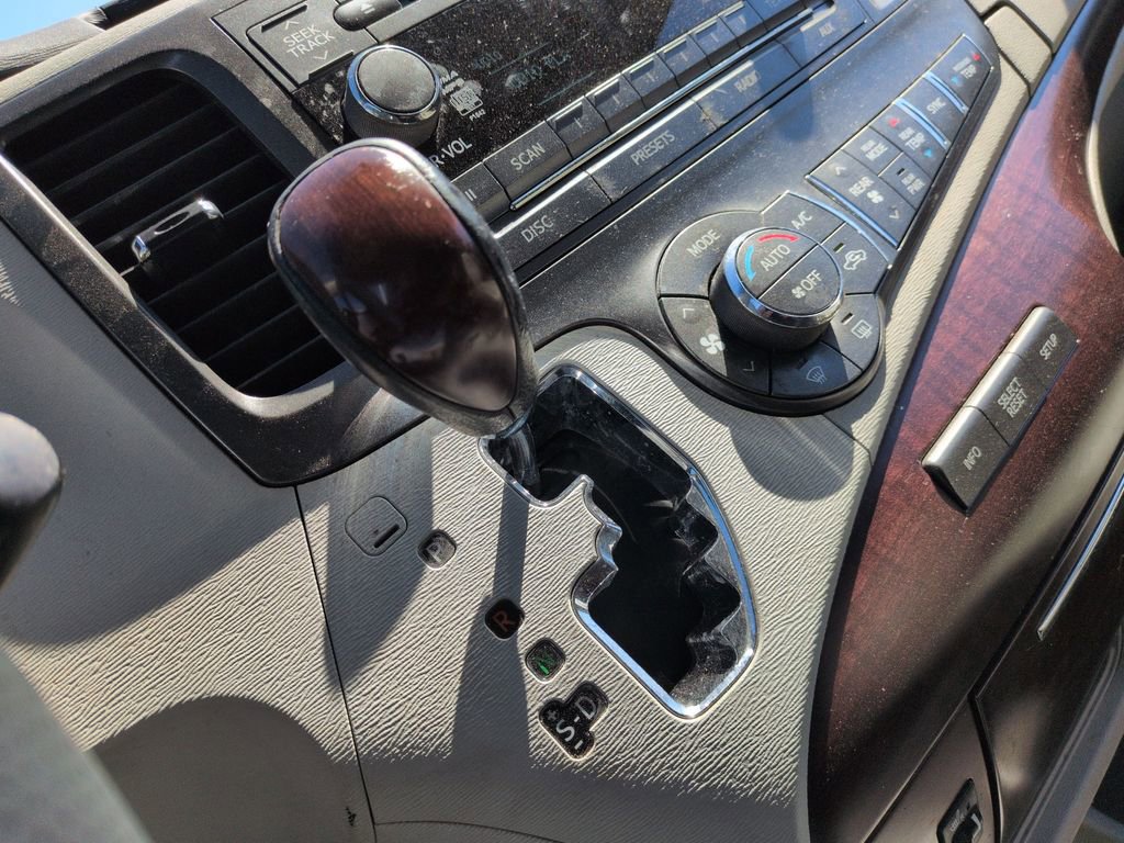 Used 2013 Toyota Sienna XLE image 24