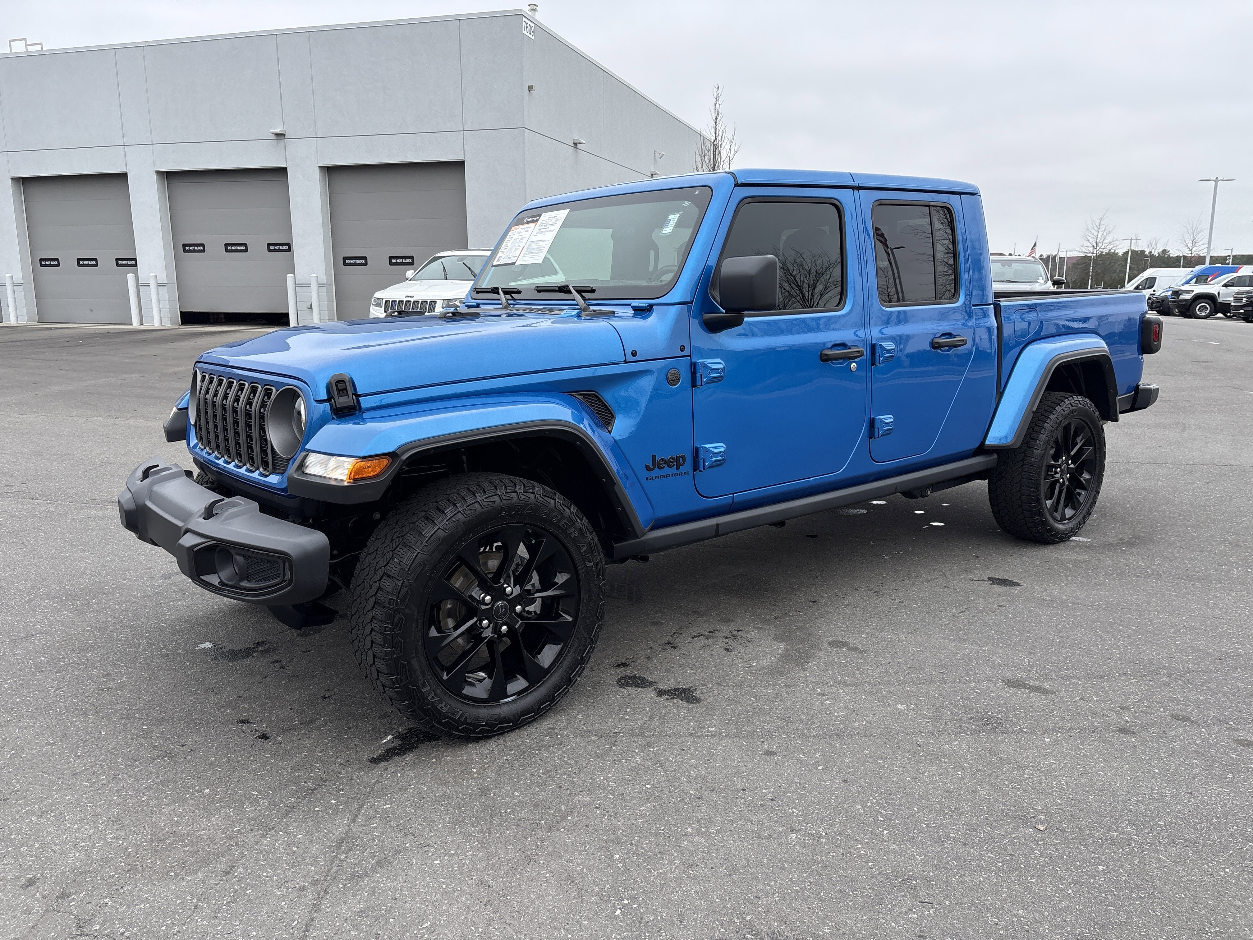 Certified 2025 Jeep Gladiator Nighthawk image 5