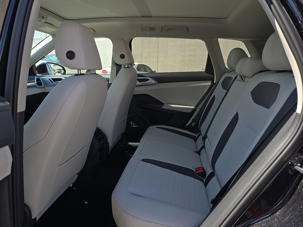 Certified 2025 Volkswagen Taos SE FWD image 15