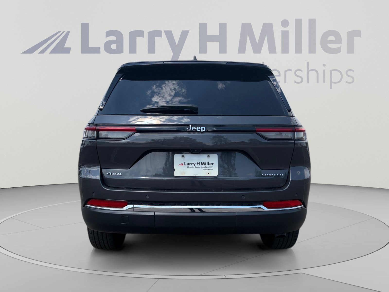 Used 2023 Jeep Grand Cherokee Limited AWD/4WD image 5