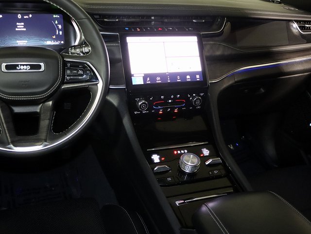 Used 2022 Jeep Grand Cherokee Overland w/ Luxury Tech Group IV image 17