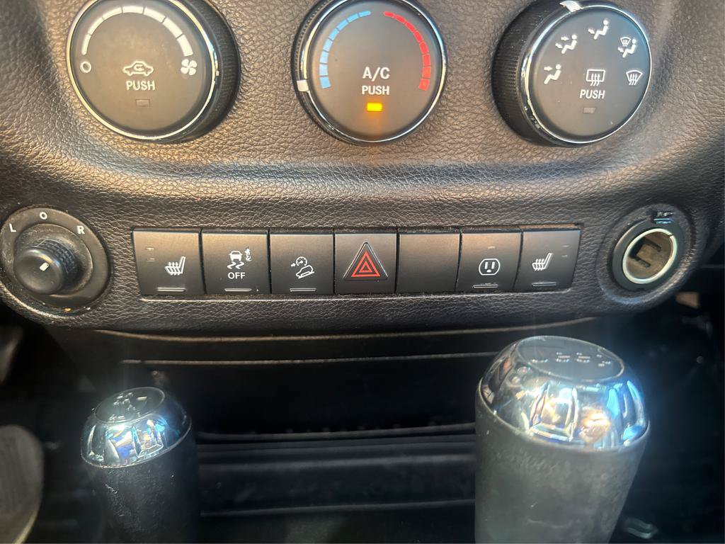 Used 2017 Jeep Wrangler Unlimited Sahara w/ Connectivity Group AWD/4WD image 22