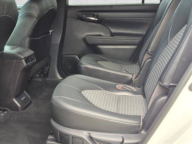 Used 2021 Toyota Highlander XSE FWD image 16