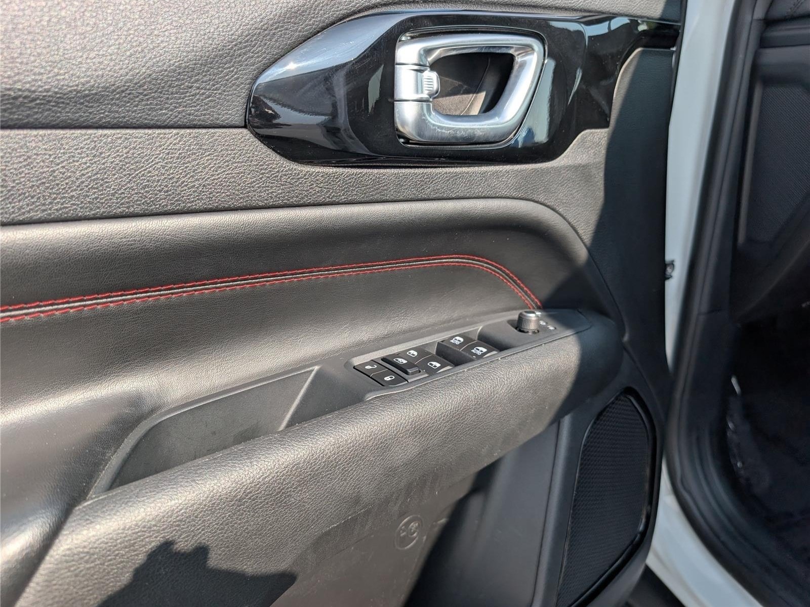 Used 2025 Jeep Compass Trailhawk AWD/4WD image 19