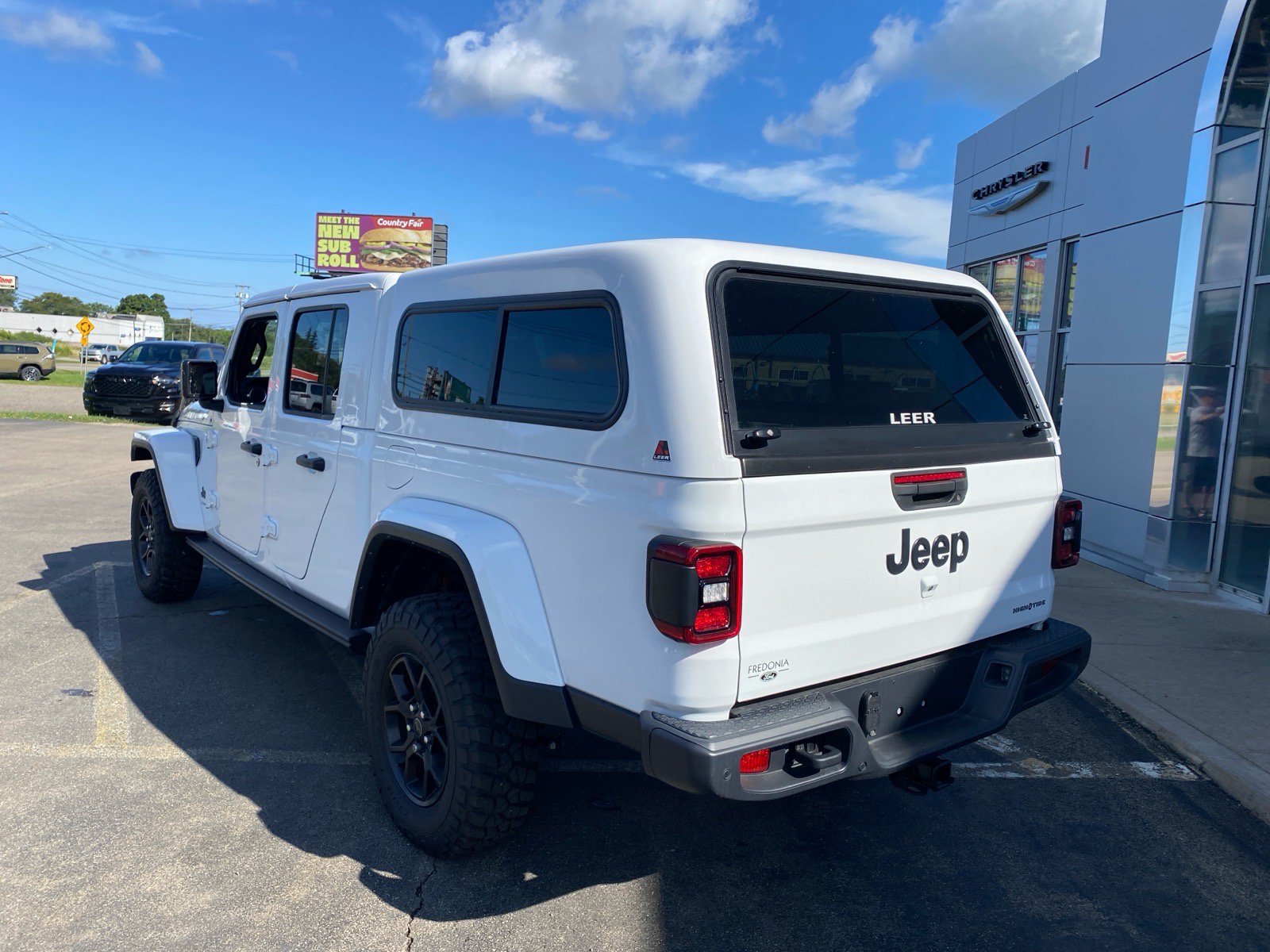 Used 2025 Jeep Gladiator Sport AWD/4WD image 3