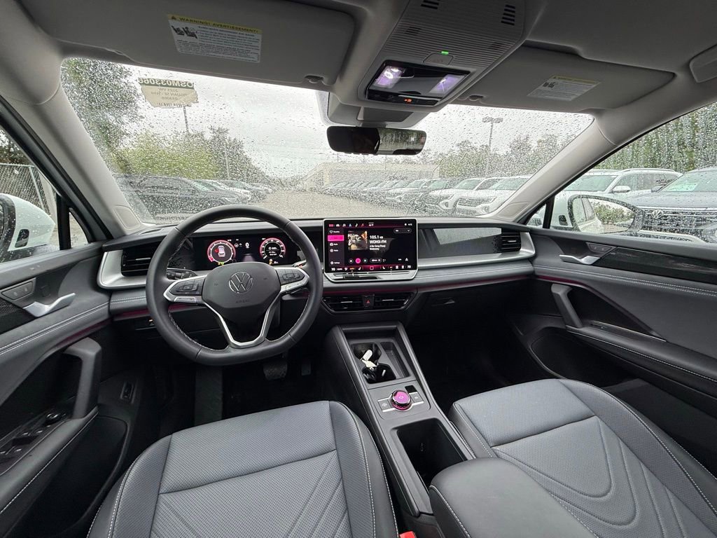 Used 2025 Volkswagen Tiguan SE FWD image 19