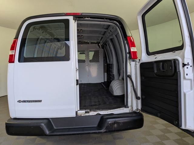 Used 2018 Chevrolet Express 2500 w/ Driver Convenience Package RWD image 7