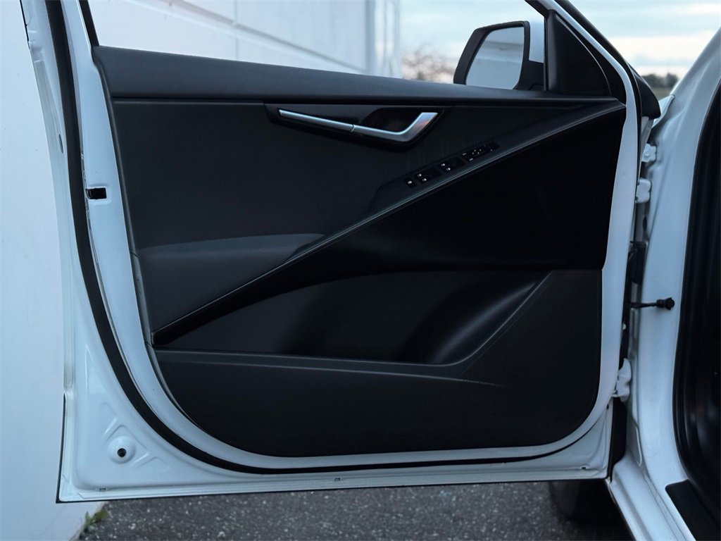 Used 2023 Kia Niro LX image 10