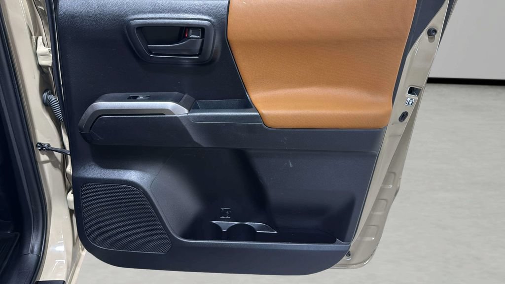 Used 2019 Toyota Tacoma SR5 AWD/4WD image 13