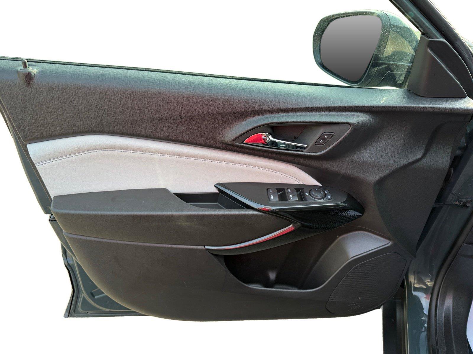 Used 2025 Chevrolet Trax LT FWD image 9