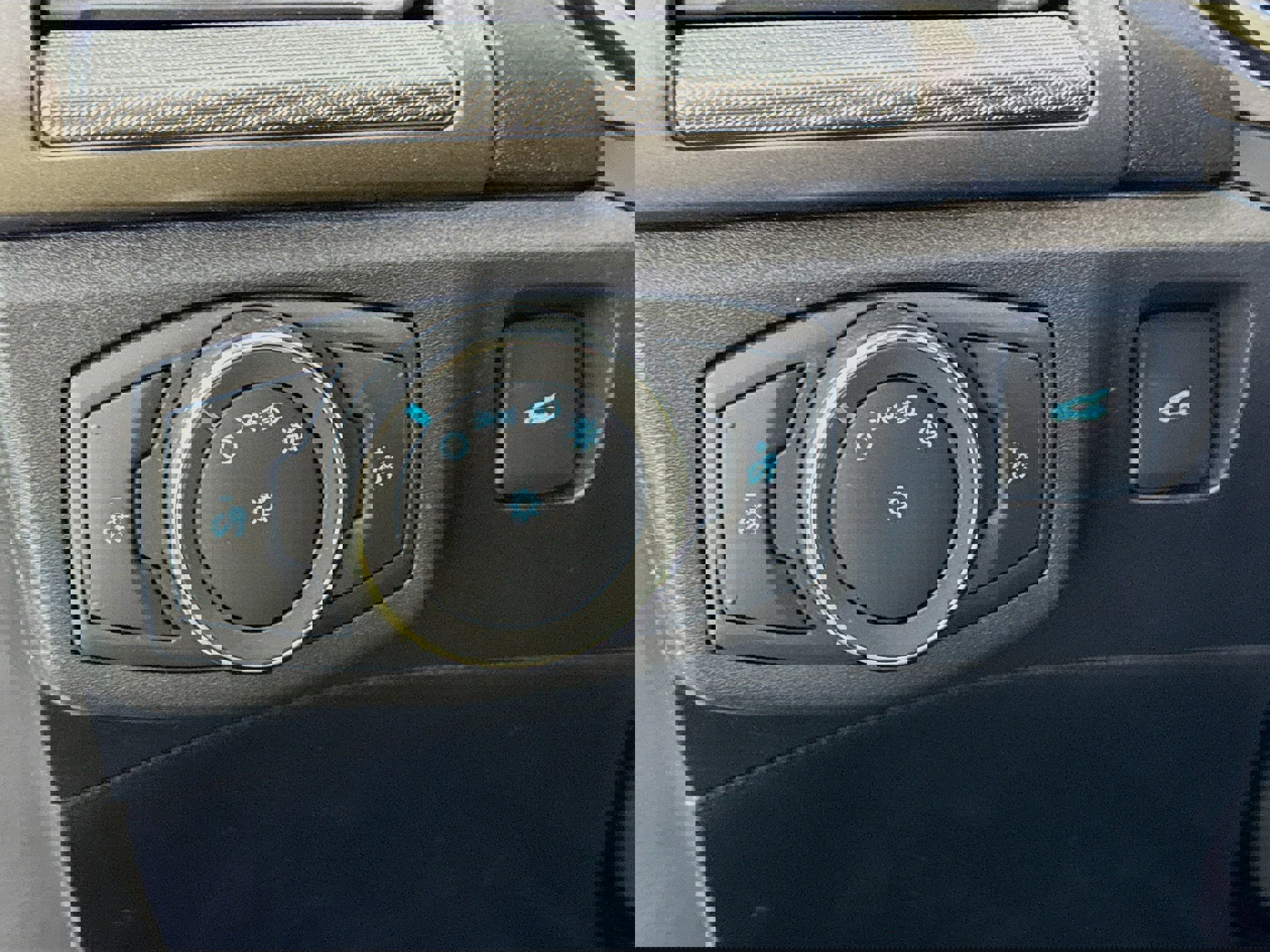 Used 2020 Ford Fusion SE image 11