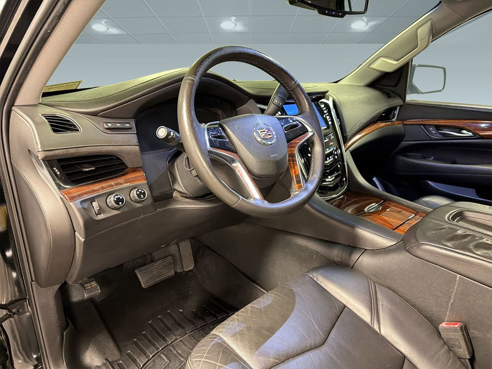 Used 2015 Cadillac Escalade Luxury image 3