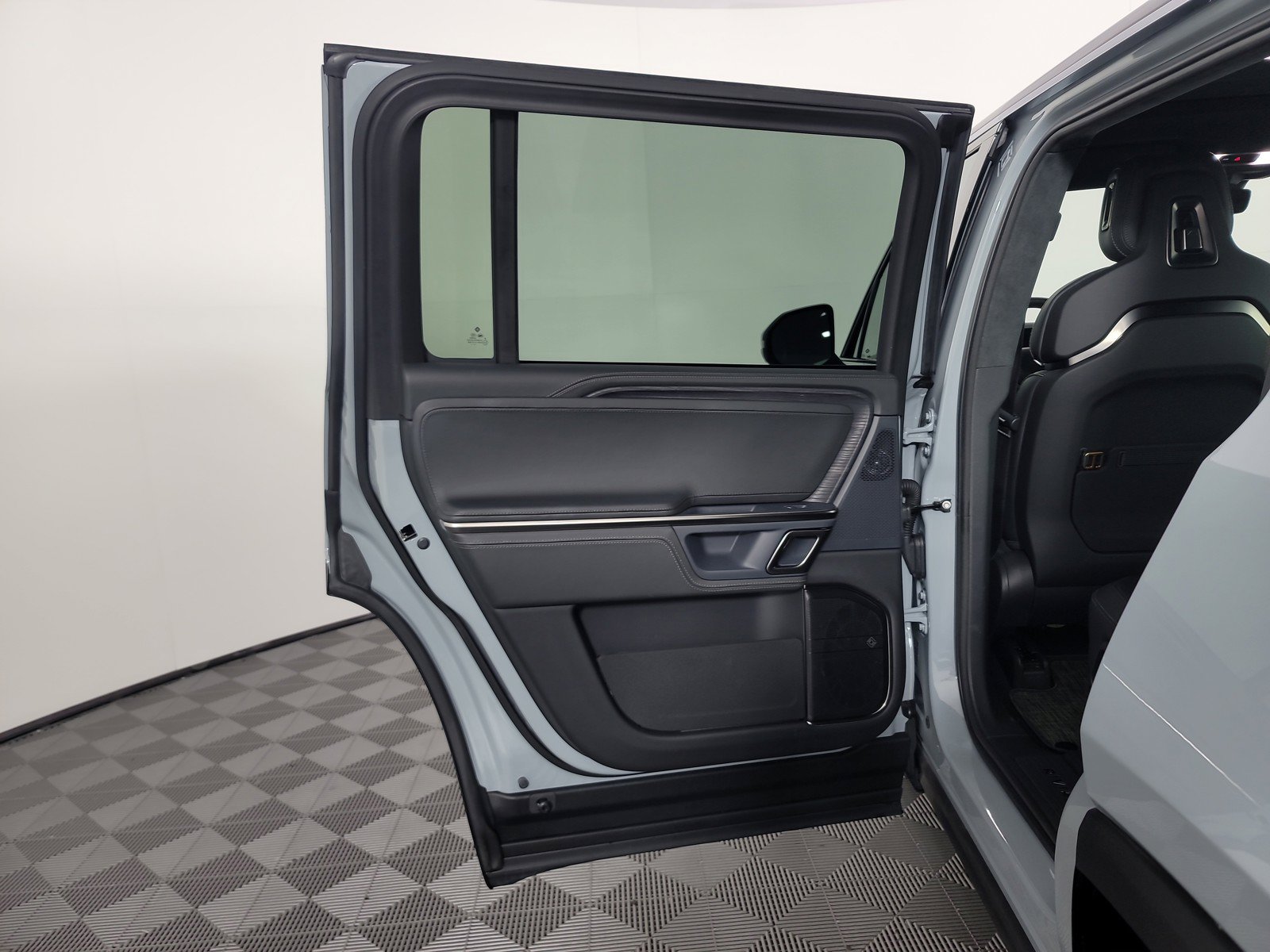 Used 2024 Rivian R1S Adventure AWD/4WD image 17