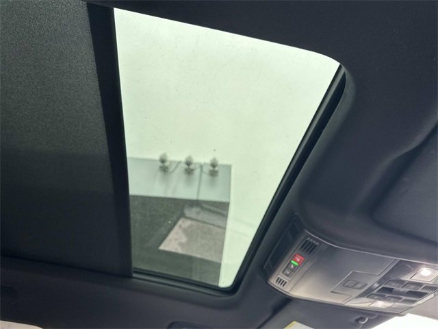 Used 2022 Volkswagen Tiguan SE R-Line image 17