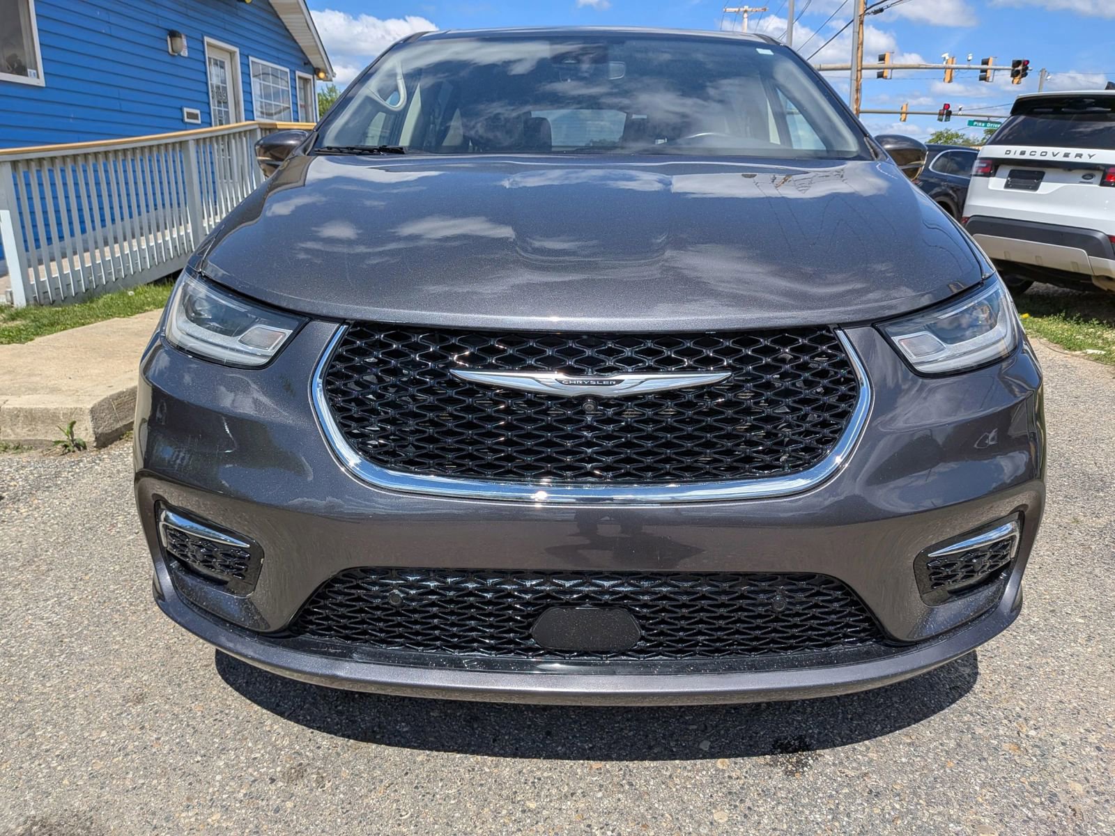 Used 2022 Chrysler Pacifica Touring-L w/ Uconnect Theater Family Group FWD image 8