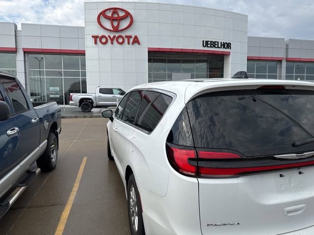 Used 2024 Chrysler Pacifica Touring-L image 24