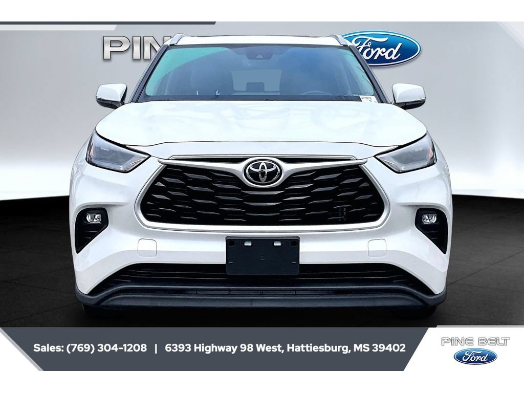 Used 2023 Toyota Highlander XLE FWD image 3