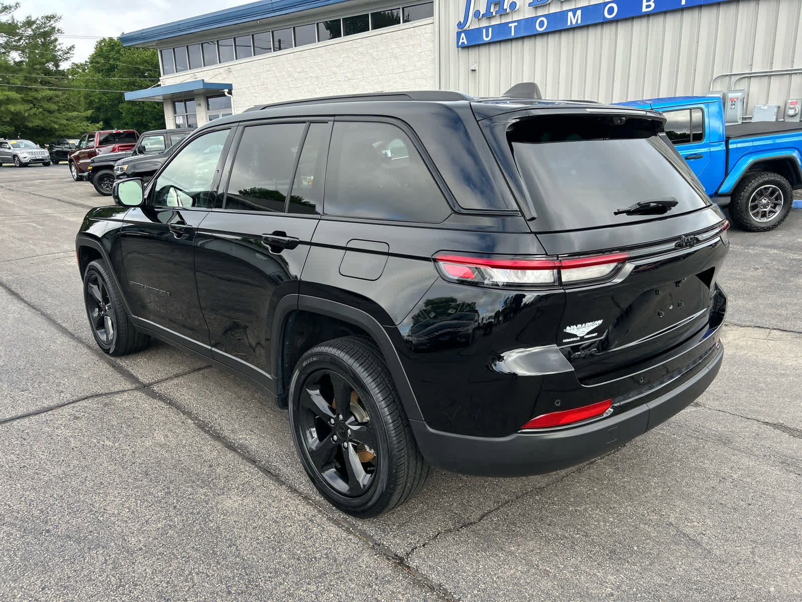 Used 2023 Jeep Grand Cherokee Limited w/ Luxury Tech Group II image 5