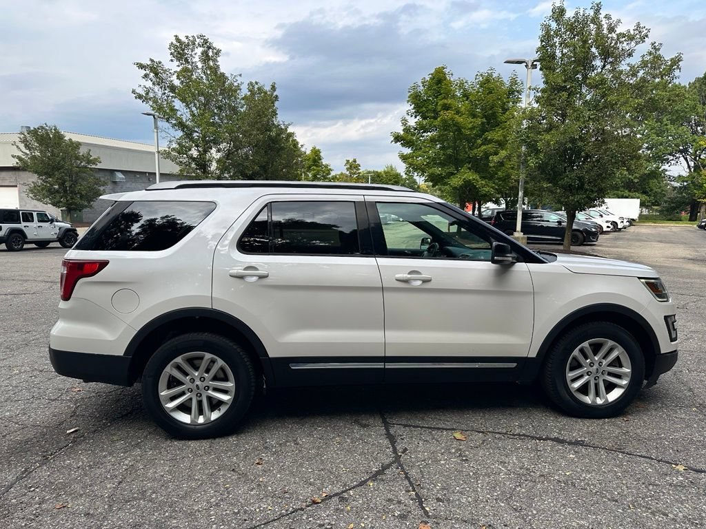Used 2017 Ford Explorer XLT w/ Equipment Group 202A FWD image 6