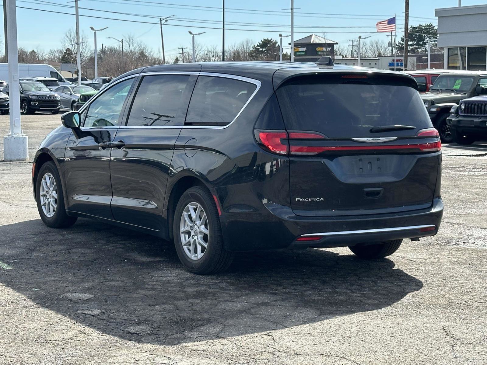 Used 2023 Chrysler Pacifica Touring-L image 6