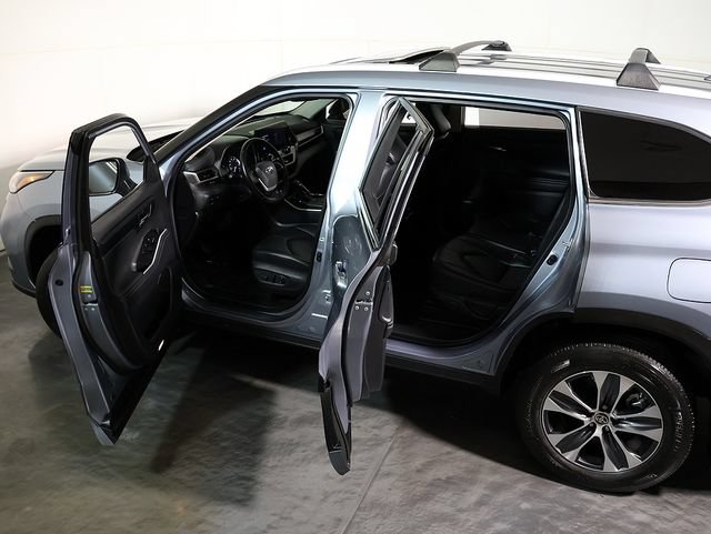 Used 2024 Toyota Highlander XLE AWD/4WD image 5