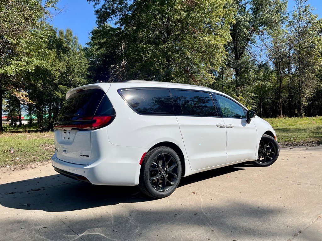 New 2026 Chrysler Pacifica Limited image 8