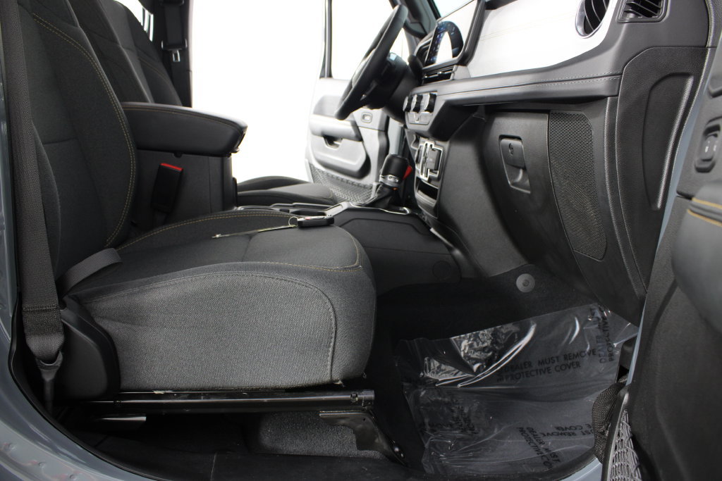 Used 2025 Jeep Wrangler Unlimited Sahara AWD/4WD image 39