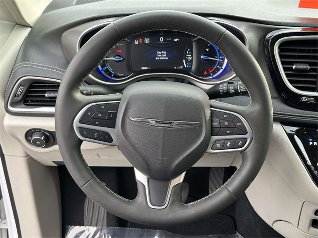Used 2024 Chrysler Pacifica Select image 18