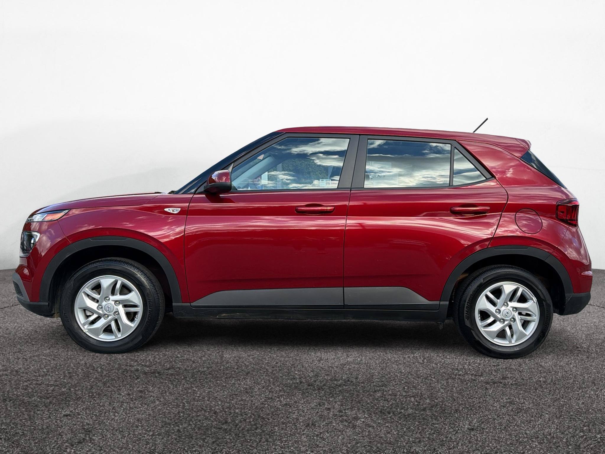 Certified 2025 Hyundai Venue SE FWD image 4