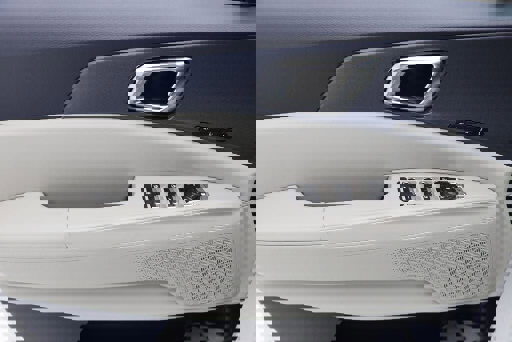 Used 2025 Kia Carnival EX image 15