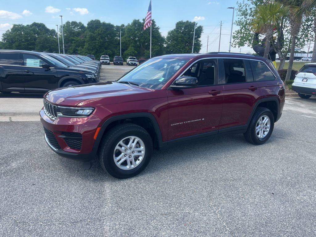 Used 2023 Jeep Grand Cherokee Laredo image 3