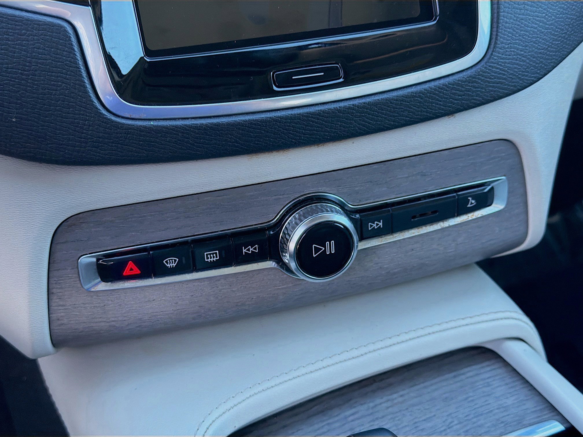 Used 2023 Volvo XC90 B6 Plus w/ Protection Package Premier image 14