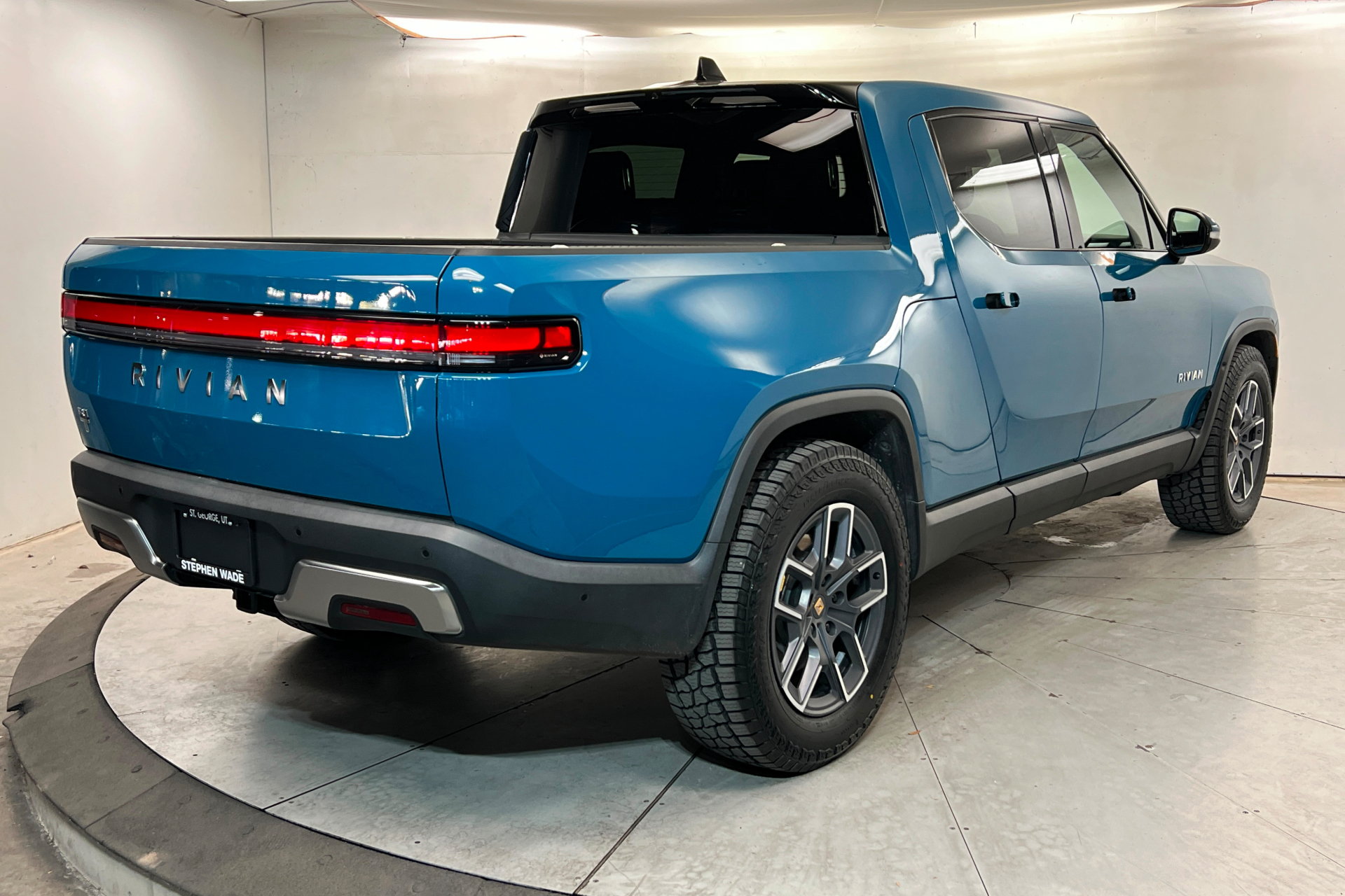 Used 2023 Rivian R1T Adventure Dual AWD/4WD image 5