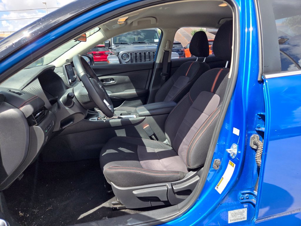 Used 2025 Nissan Sentra SR FWD image 9