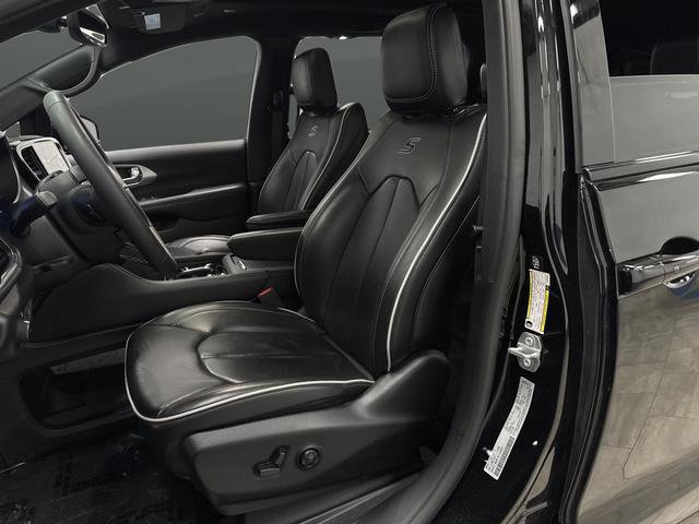 Certified 2025 Chrysler Pacifica Limited image 4