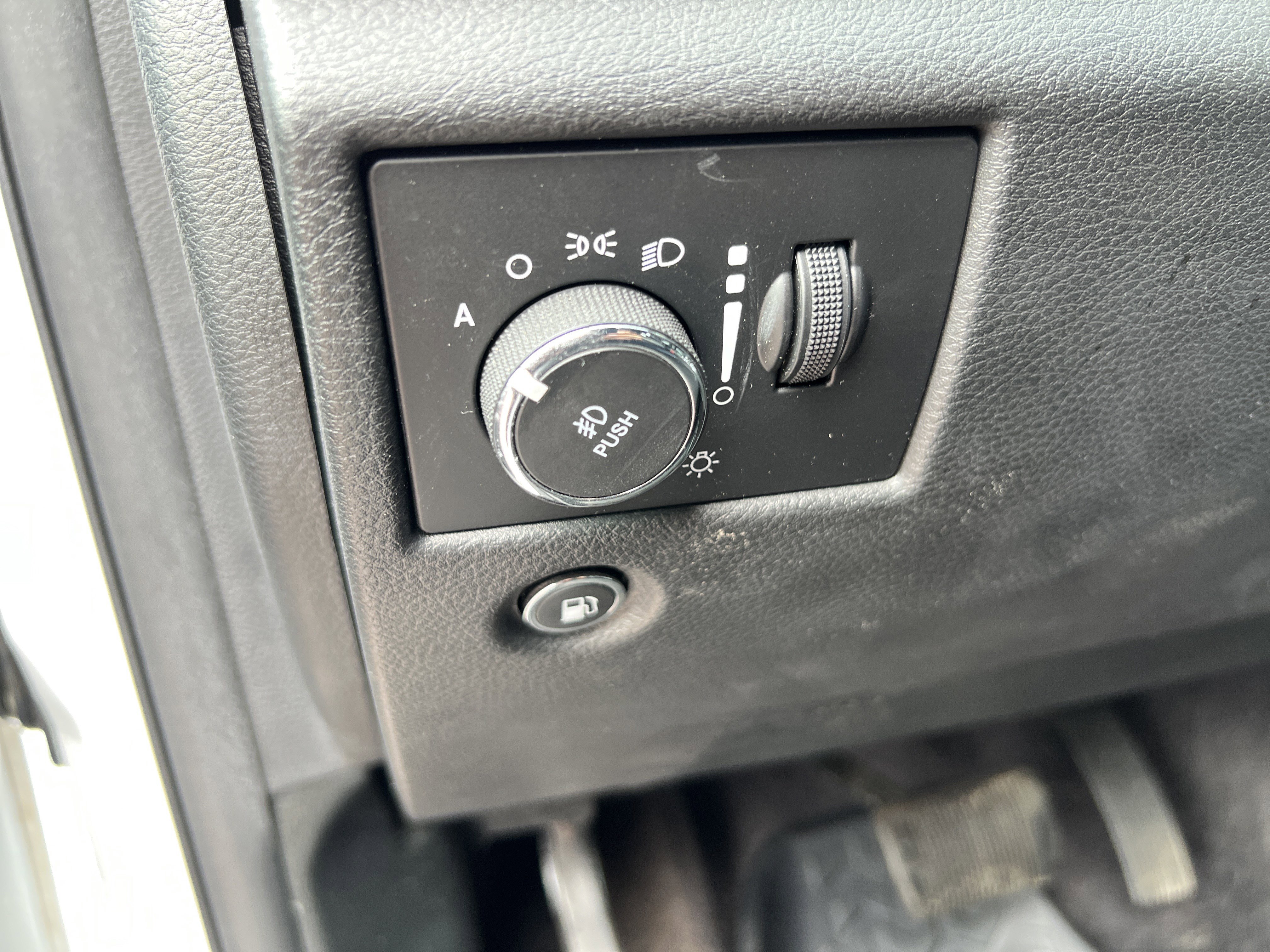Used 2018 Jeep Grand Cherokee Altitude RWD image 36