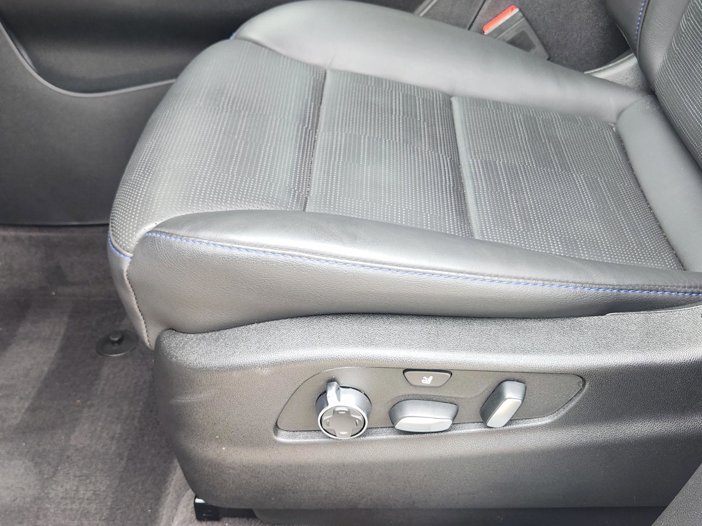 Used 2025 Cadillac XT4 Sport FWD image 17