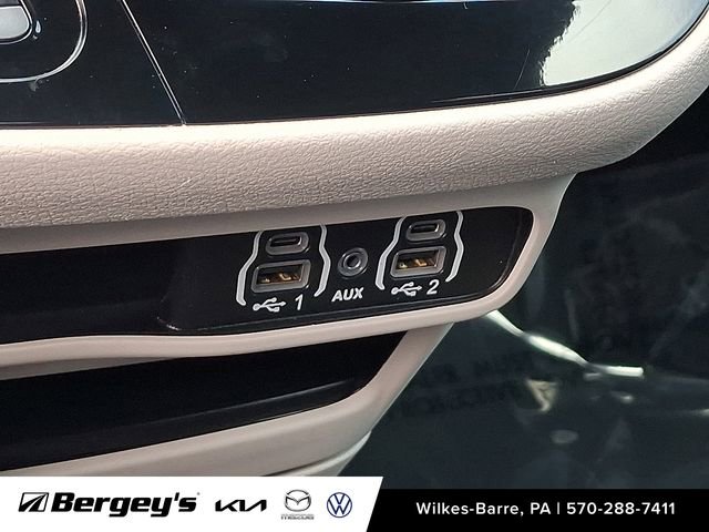 Used 2024 Chrysler Pacifica Touring-L FWD image 28