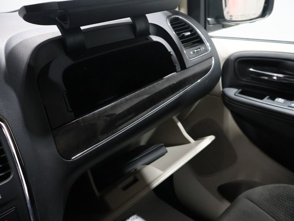 Used 2015 Chrysler Town & Country Touring image 29