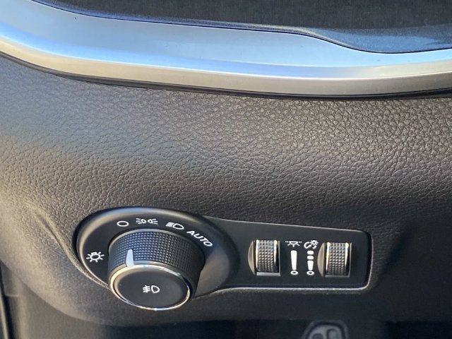 Used 2024 Jeep Compass Latitude AWD/4WD image 17