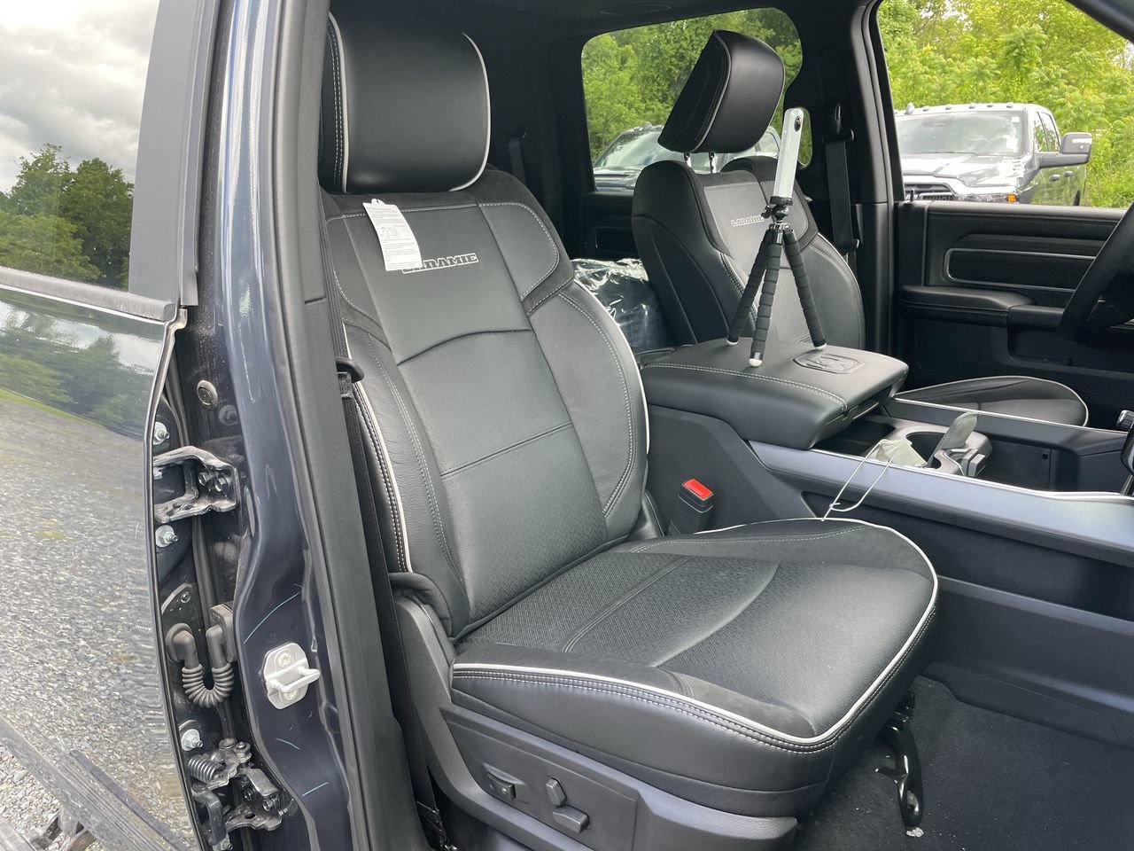 New 2026 RAM 3500 Laramie AWD/4WD image 25